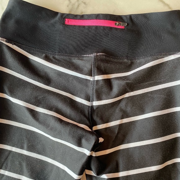 MPG Black and White striped capri leggings SZ Small - Picture 4 of 7